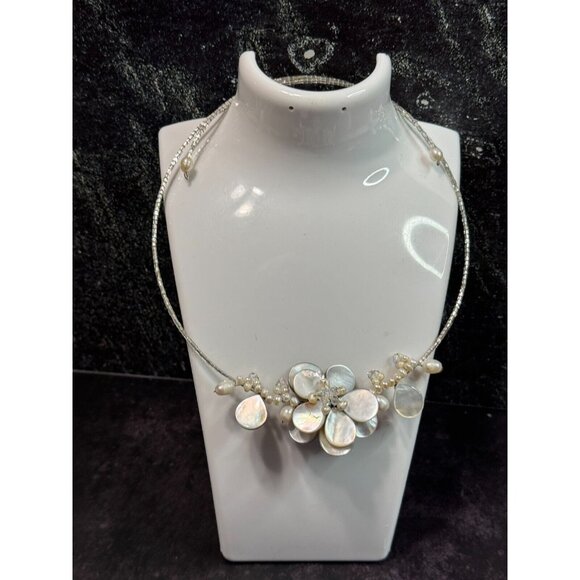 Gray Mother of Pearl Flower Freshwater Pearl Glass Beaded Flexable Strand - Picture 2 of 7